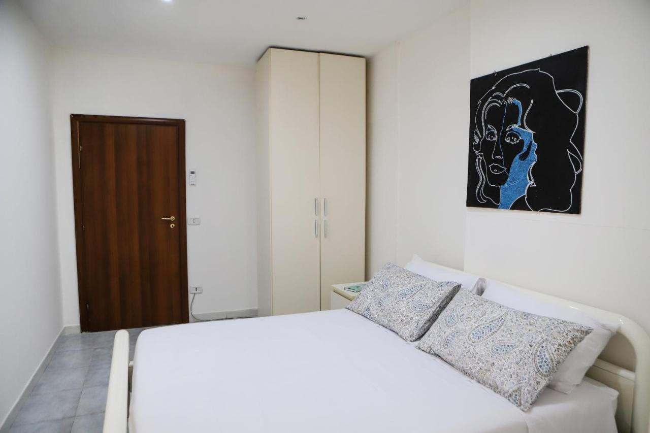 Napoli Centrale Budget Apartment Luaran gambar